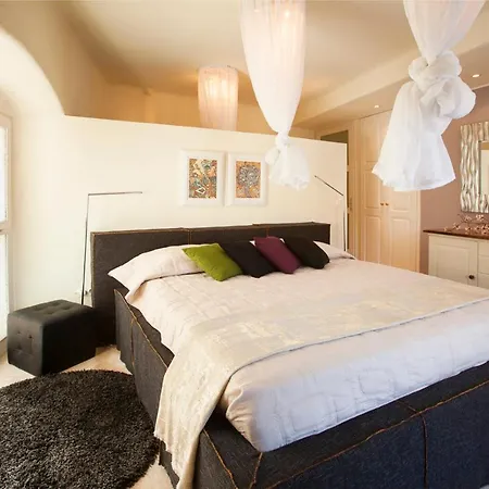 Jelsa Sleeps 8 Pool Air Con Wifi *