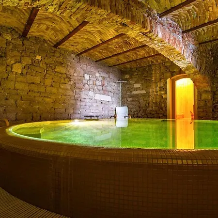 Jelsa Sleeps 8 Pool Air Con Wifi *